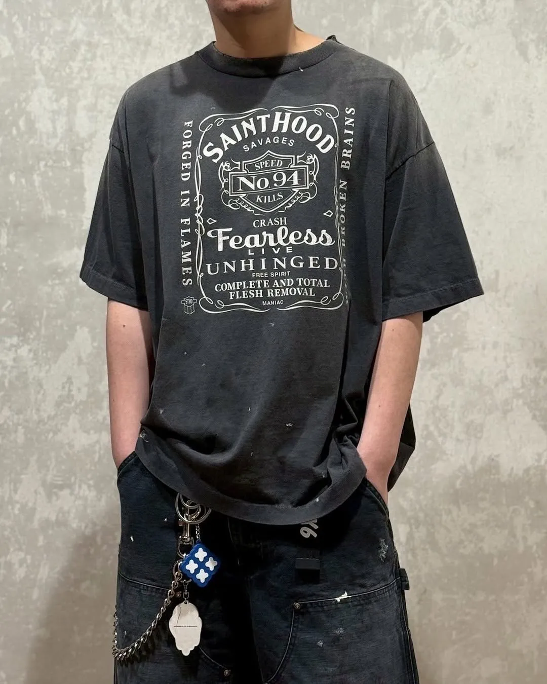 SAINT Mxxxxxx DOUBLE KNEE SHORTS/BLK Knee patches splashed with ink, washed and damaged denim shorts. Washed black S-XL. Custom woven and dyed denim denim with clear texture. Rewashed and faded to create local mottled fading/hole effects. Artificial distressing to simulate natural traces of wear. Original consistent damage treatment. Hand splashed ink and paint. Original consistent wash mark/pocket mark. Double knee patch. Rivet reinforcement. Improve functionality and enhance design.